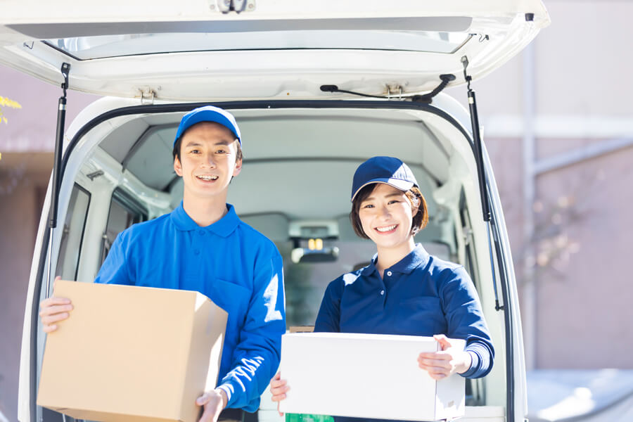 最新の物流倉庫で働くビジネスパーソン